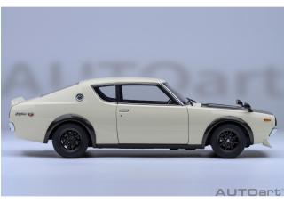 NISSAN SKYLINE 2000 GT-R (KPGC110) TUNED VERSION „CARBON BLACK BONNET“ weiß AUTOart 1:18 Composite